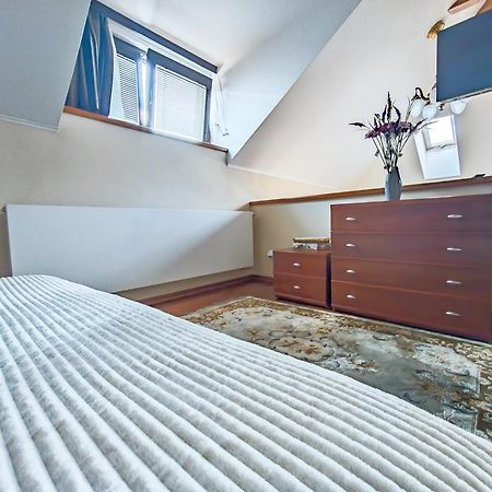 Two Bedroom Villa With Hot-Tub, Terrace And Garden, Wenceslas Square プラハ エクステリア 写真