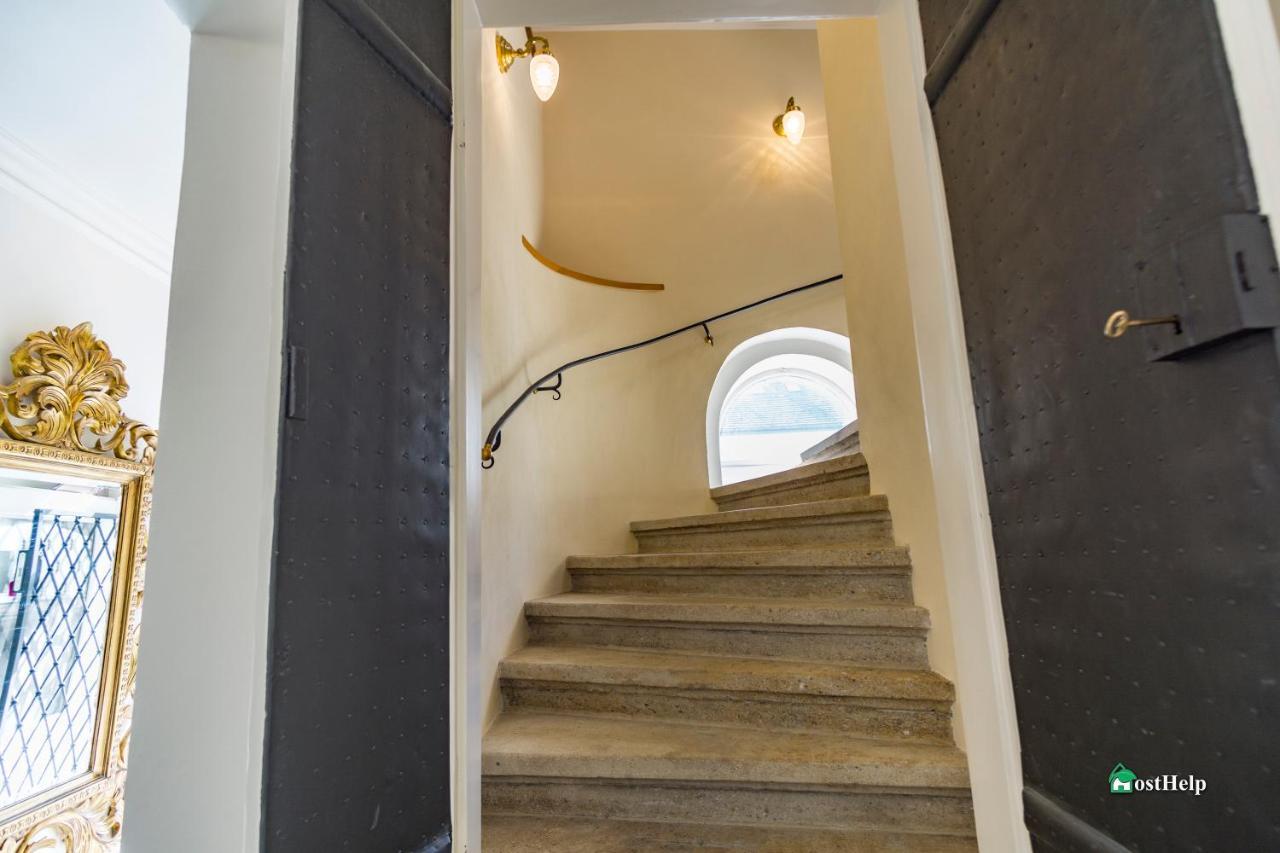 Two Bedroom Villa With Hot-Tub, Terrace And Garden, Wenceslas Square プラハ エクステリア 写真