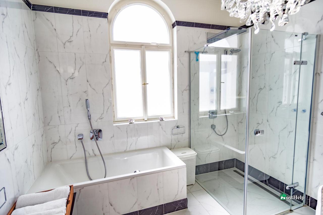 Two Bedroom Villa With Hot-Tub, Terrace And Garden, Wenceslas Square プラハ エクステリア 写真
