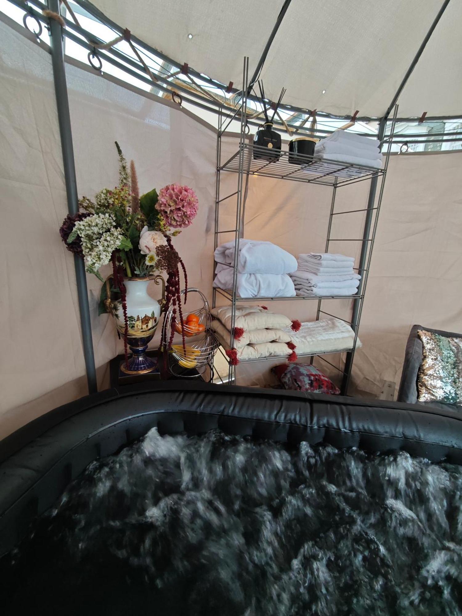 Two Bedroom Villa With Hot-Tub, Terrace And Garden, Wenceslas Square プラハ エクステリア 写真
