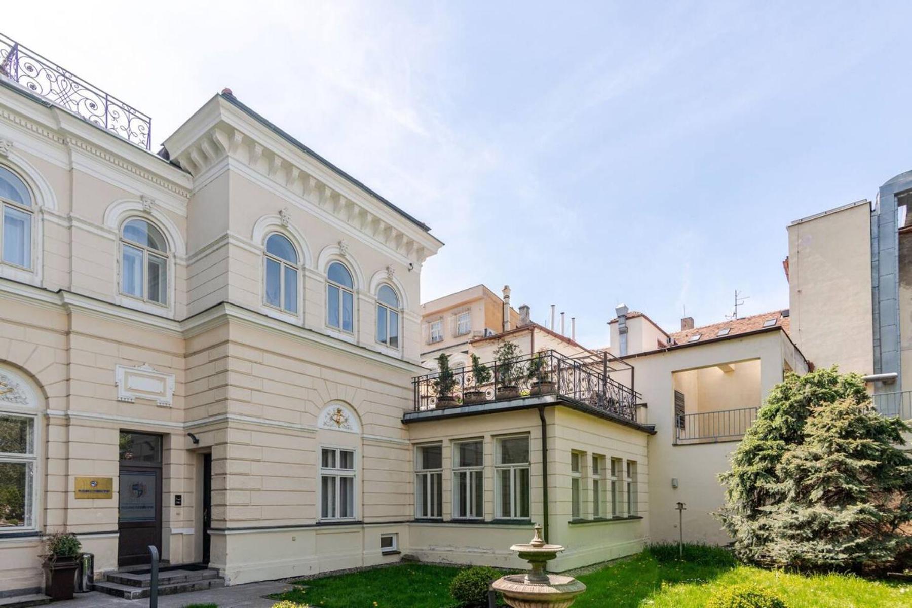 Two Bedroom Villa With Hot-Tub, Terrace And Garden, Wenceslas Square プラハ エクステリア 写真