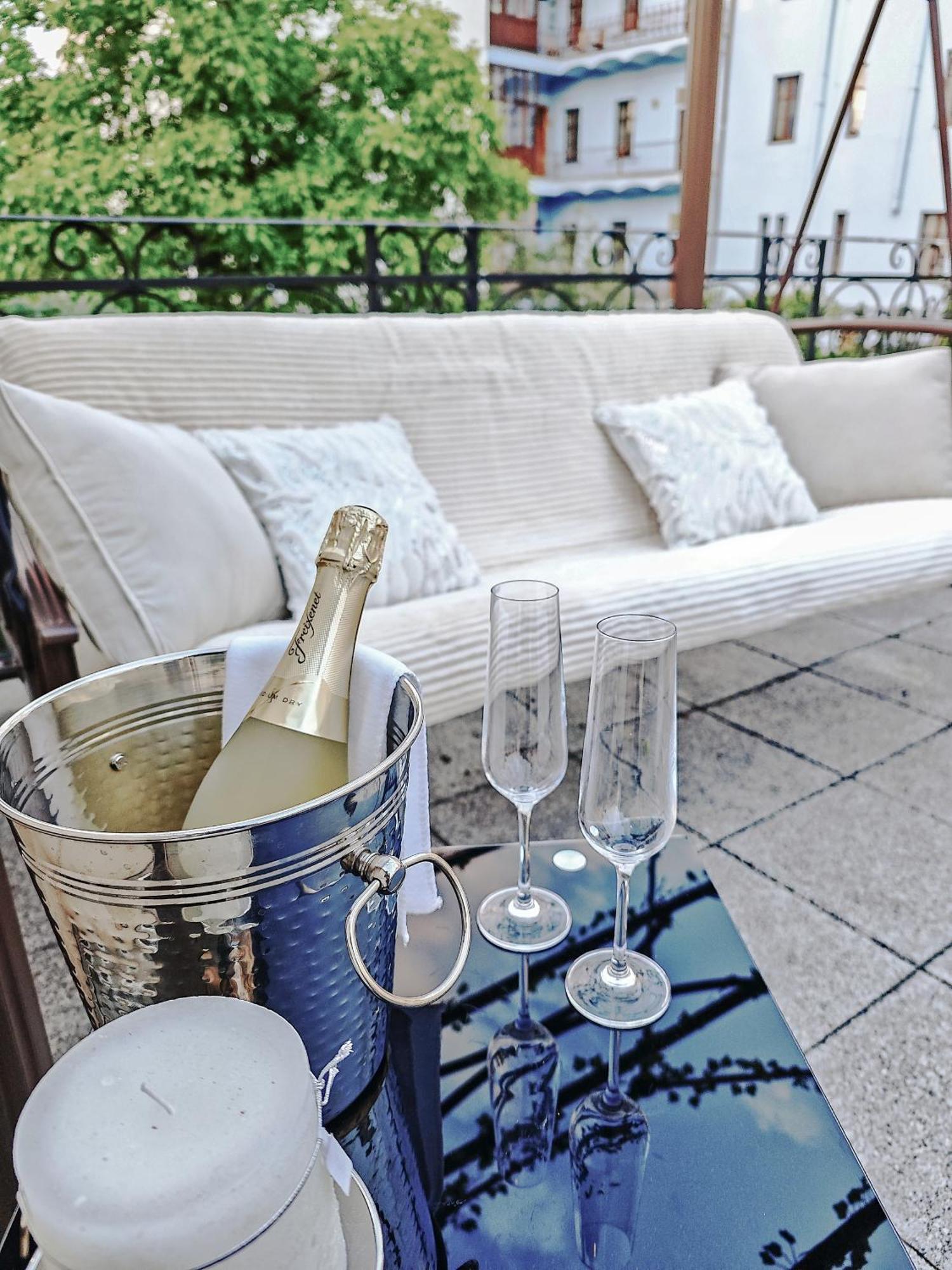 Two Bedroom Villa With Hot-Tub, Terrace And Garden, Wenceslas Square プラハ エクステリア 写真