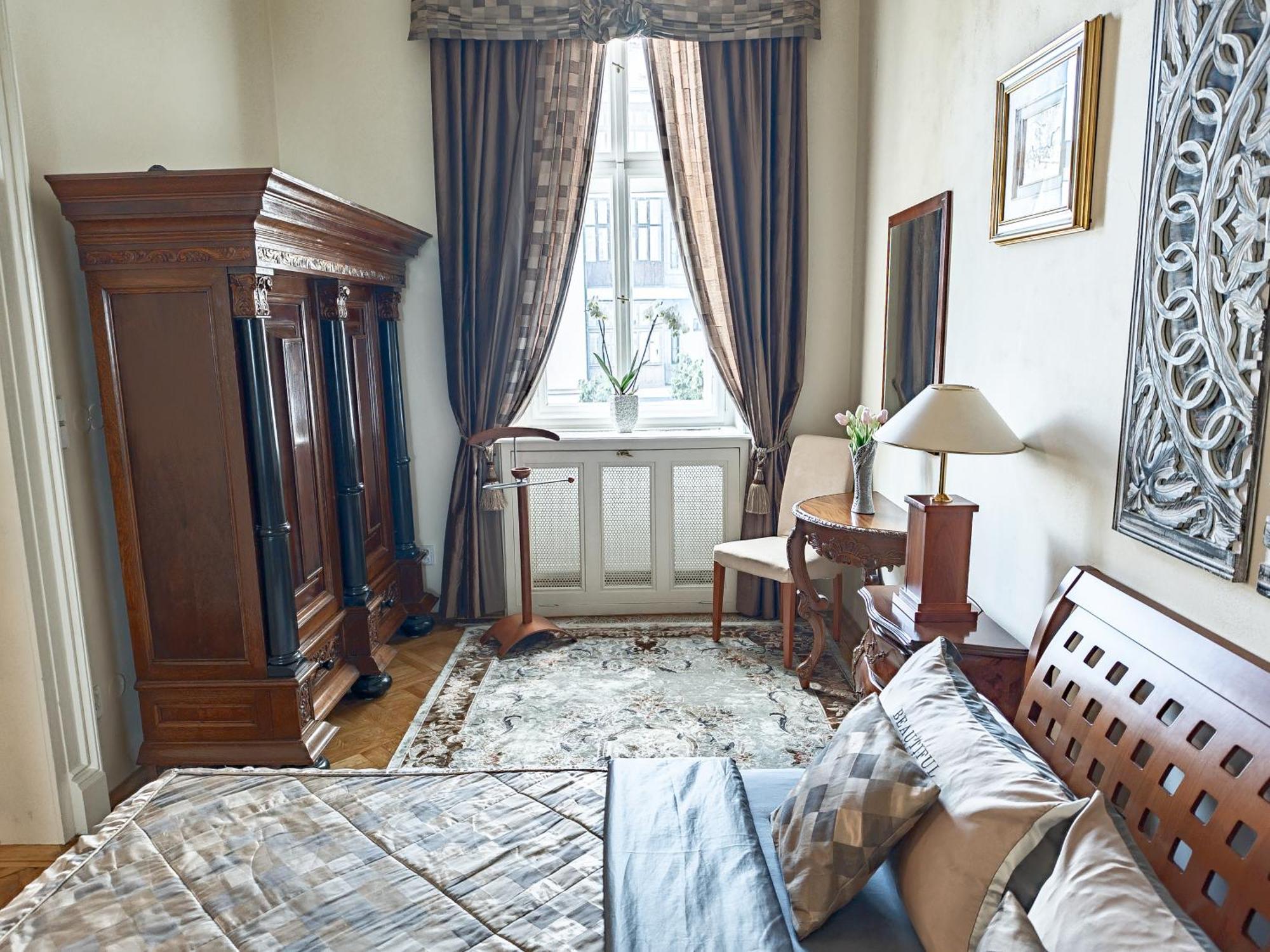Two Bedroom Villa With Hot-Tub, Terrace And Garden, Wenceslas Square プラハ エクステリア 写真