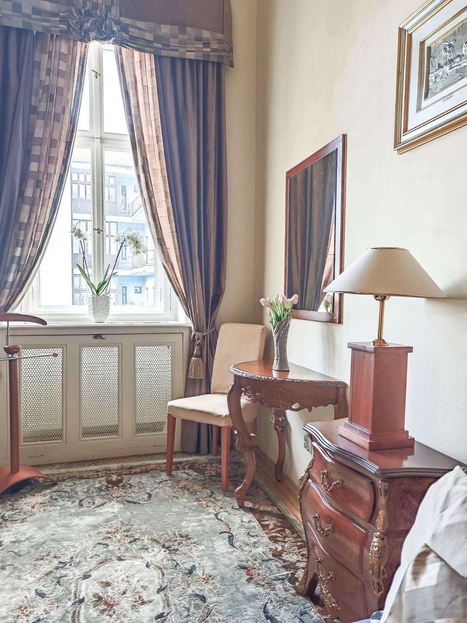 Two Bedroom Villa With Hot-Tub, Terrace And Garden, Wenceslas Square プラハ エクステリア 写真