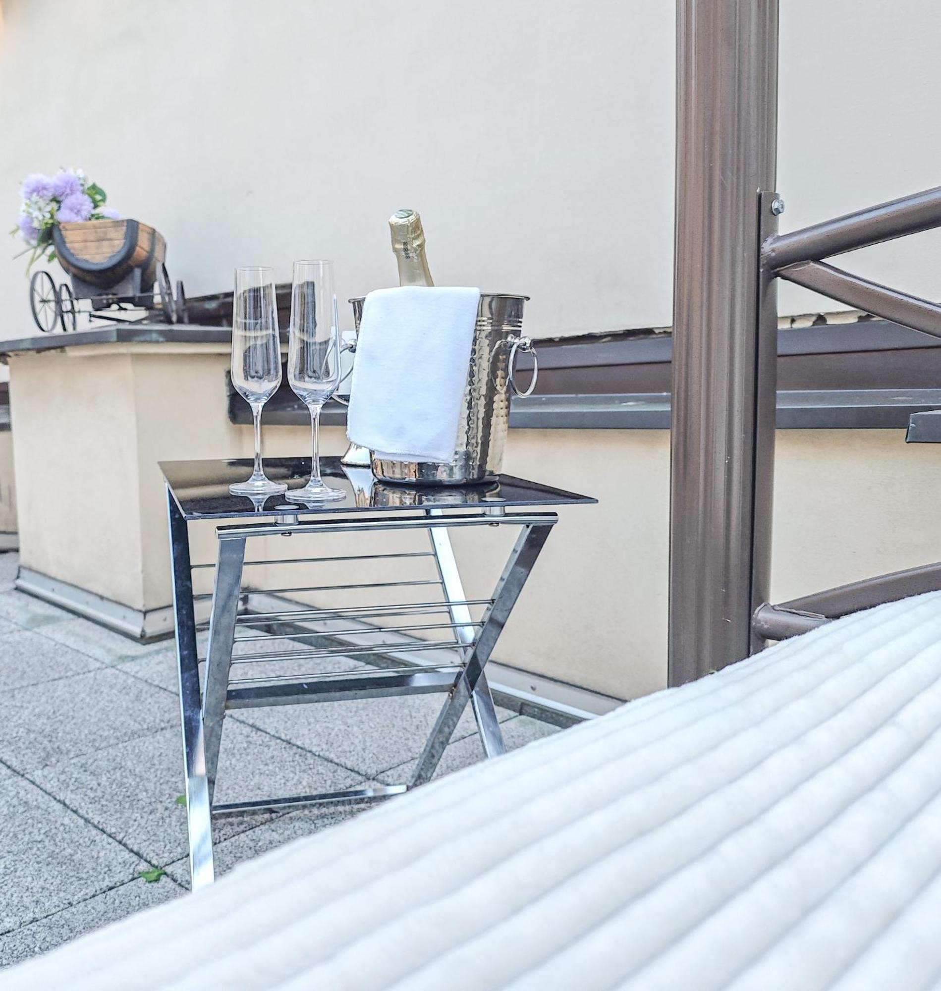 Two Bedroom Villa With Hot-Tub, Terrace And Garden, Wenceslas Square プラハ エクステリア 写真